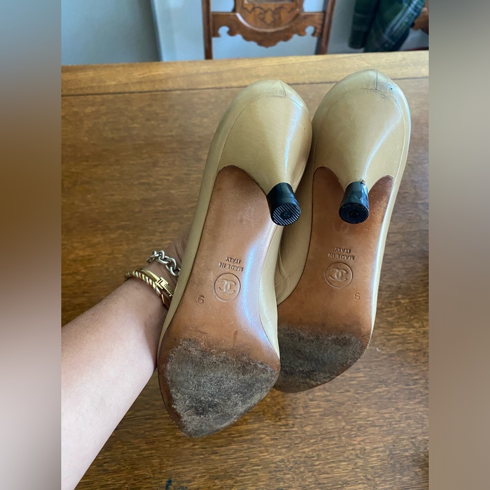 CHANEL Vintage Classic Cap Toe Two Toned Leather Kitten Heels Pumps | Size 9 - Picture 6 of 7